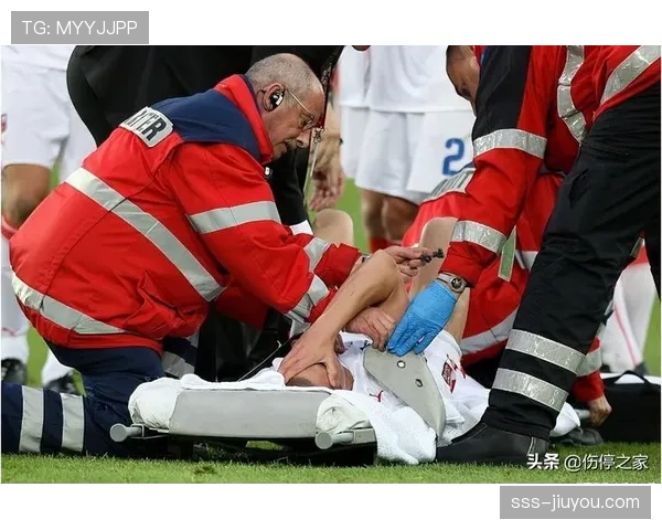 受伤倒地中断足球比赛，这些规则细节你必须知道